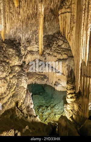 Porto Cristo, Spanien, 23. Januar 2024: Blick auf die Felsformationen im Cuevas del Drach im Osten Mallorcas, Europa Stockfoto