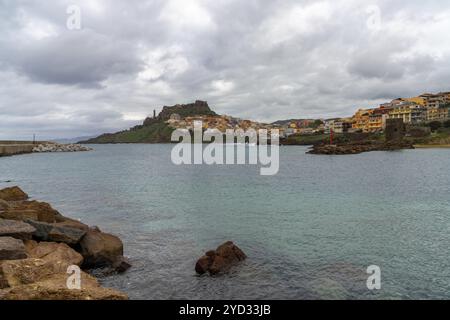 Castelsardo, Italien, 16. Januar 2024: Blick auf die farbenfrohe Hügellandstadt Castelsardo im Norden Sardiniens, Europa Stockfoto