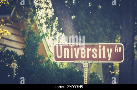 Universität Ave Straßenschild am Liberal Arts College Stockfoto