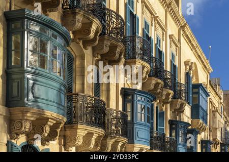 Valletta, Malta, 23. Dezember 2023: Blick auf die typischen farbenfrohen Gallarijas oder umschlossenen Balkone in der Innenstadt von Valletta in Malta, Europa Stockfoto