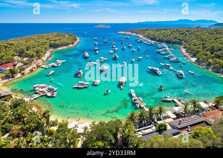 Luftaufnahme von Palmizana, Segelbucht und türkisfarbenem Strand auf Pakleni Otoci Inseln, Archipel von Hvar in Kroatien Stockfoto