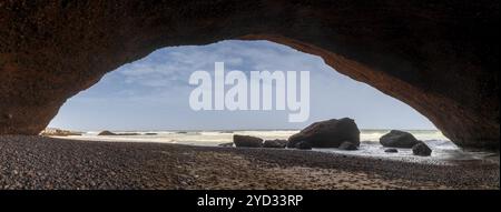 Panoramablick auf den Strand und den Felsbogen von Legzira an der Atlantikküste Marokkos Stockfoto