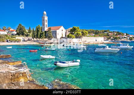 Türkisfarbenes Meer der Insel Hvar, Blick auf das Franziszierkloster in Dalmatien Stockfoto