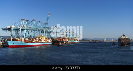 Algeciras, Spanien, 1. März 2024: Containerschiffe werden im Industriehafen Algeciras in Südspanien, Europa, be- und entladen Stockfoto