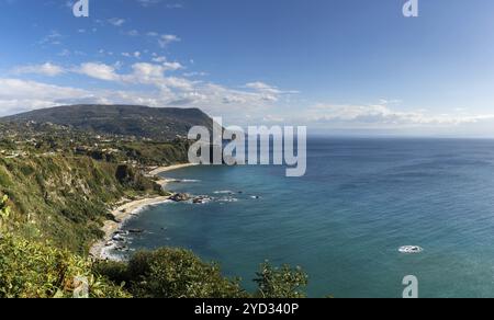 Blick auf die Küste und die Strände von Capo Vaticano in Kalabrien Stockfoto