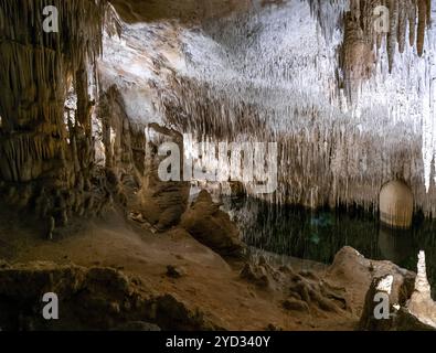 Porto Cristo, Spanien, 23. Januar 2024: Blick auf die Felsformationen im Cuevas del Drach im Osten Mallorcas, Europa Stockfoto