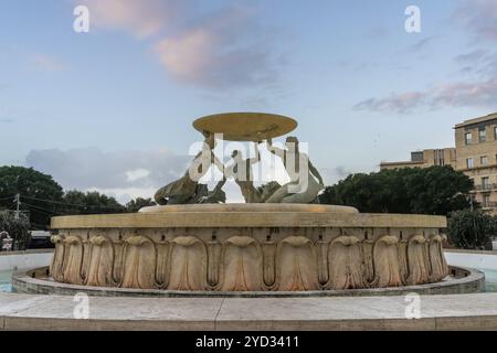 Valletta, Malta, 23. Dezember 2023: Blick auf den Triton-Brunnen in der Innenstadt von Valletta bei Sonnenaufgang, Europa Stockfoto