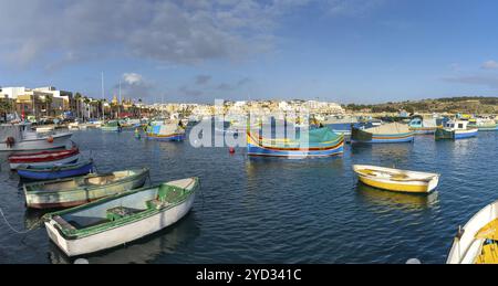 Marsaxlokk, Malta, 22. Dezember 2023: Bunte Fischerboote im Hafen von Marsaxlokk im Südosten Maltas, Europa Stockfoto