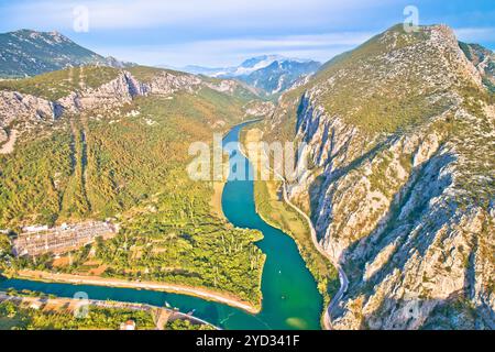 Cetina River Canyon in der Nähe von Omis aus der Vogelperspektive Stockfoto