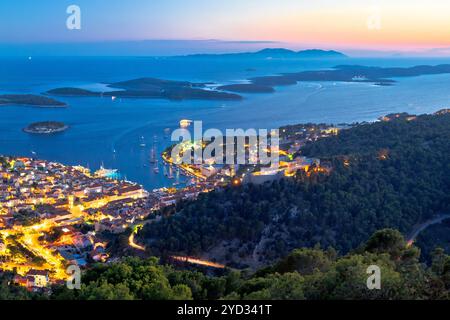 Insel Hvar und Pakleni Inseln Archipel Bucht aus der Vogelperspektive am Abend Stockfoto