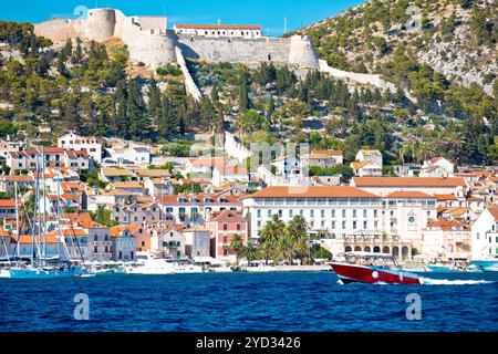 Alte Inselstadt von Hvar Architektur Blick vom Meer Stockfoto