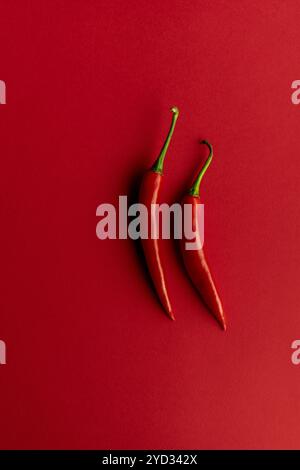 Chili-Paprika perfekt gegen rote Backround-Scheiben zusammengesetzt Stockfoto