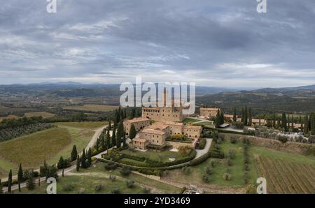 Montalcino, Italien, 16. November 2023: Aus der Vogelperspektive auf das Schloss Poggio alle Mura und das Weinresort Villa Banfi in der Toskana, Europa Stockfoto