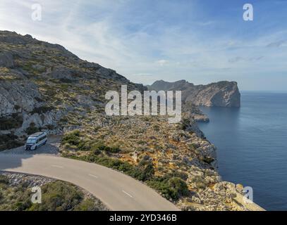 Ein Wohnmobil auf der kurvigen Bergstraße, die zum Cap de Formentor im Norden Mallorcas führt Stockfoto