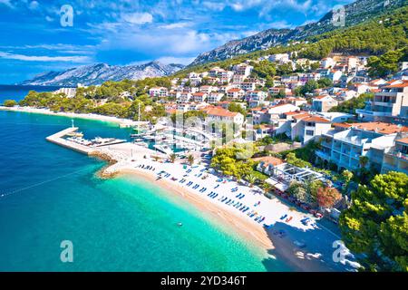 Blick aus der Vogelperspektive auf den Strand von Brela und die Uferpromenade an der Makarska riviera Stockfoto