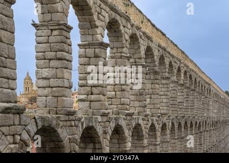 Segovia, Spanien, 7. April 2024: Detailansicht des Aquädukts von Segovia mit dem Dom in einem der Bögen, Europa Stockfoto