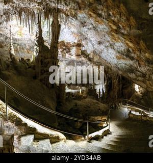 Porto Cristo, Spanien, 23. Januar 2024: Treppe, die in die Höhlen Cuevas del Drach in Porto Cristo im Osten Mallorcas führt Stockfoto