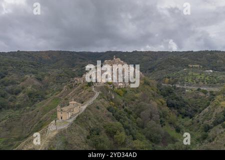 Badolato, Italien, 15. Dezember 2023: Drohnenperspektive auf das malerische Bergdorf und die Kirche Badolato in Kalabrien, Europa Stockfoto