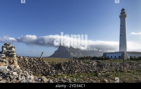 San Vito lo Capo, Italien, 4. Januar 2024: Blick auf den Leuchtturm von Capo San Vito mit Monte Monaco im Nordwesten Siziliens, Europa Stockfoto