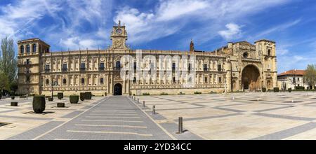 Leon, Spanien, 13. April 2024: Panoramablick auf das San Marcos Kloster am Bernesga Fluss in der Innenstadt von Leon, Europa Stockfoto