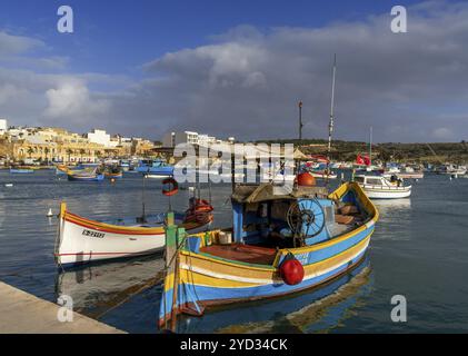 Marsaxlokk, Malta, 22. Dezember 2023: Bunte Fischerboote im Hafen von Marsaxlokk im Südosten Maltas, Europa Stockfoto