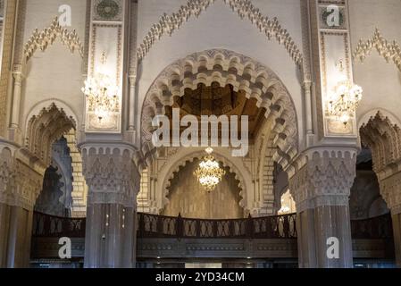 Casablanca, Marokko, 29. März 2024: Detailansicht des Mittelschiffs und des Zedernholzmezzanins der Hassan II Moschee in Casablanca, Afrika Stockfoto