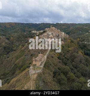 Badolato, Italien, 15. Dezember 2023: Drohnenperspektive auf das malerische Bergdorf und die Kirche Badolato in Kalabrien, Europa Stockfoto