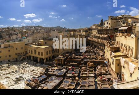 Fes, Marokko, 4. März 2024: Ein allgemeiner Blick auf die Tannerie Chouara im Viertel Fes el Bali in der Innenstadt von Fes, Afrika Stockfoto