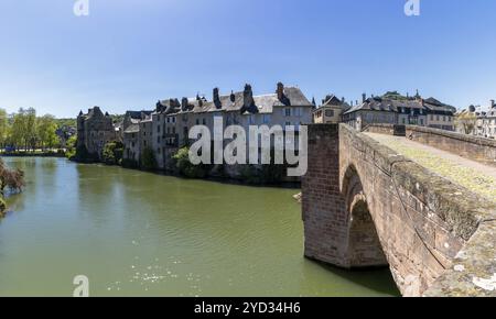 Espalion, Frankreich, 19. März 2024: Blick auf das idyllische Dorf Espalion im Departement Aveyron in Südmittelfrankreich, Europa Stockfoto