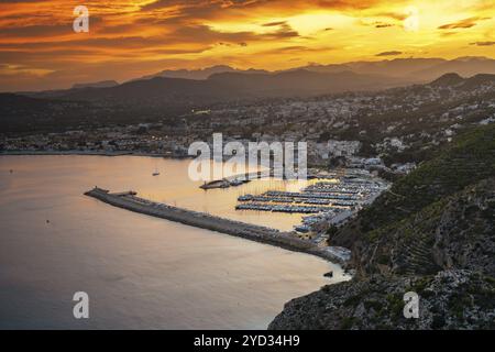 Blick auf die Bucht von Javea und den Hafen in der Provinz Alicante bei Sonnenuntergang Stockfoto