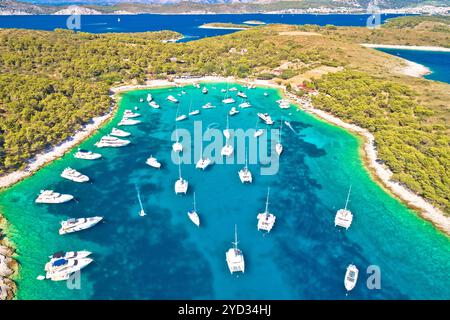 Panoramablick auf Palmizana, Segelbucht und türkisfarbener Strand auf den Pakleni Otoci Inseln Stockfoto