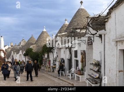 Alberobello, Italien, 2. Dezember 2023: Viele Touristen, die einen Tag im Bezirk Rione Monti in Alberobello, Europa, verbringen Stockfoto