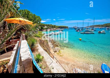 Palmizana türkisfarbener Strand auf Pakleni otoci Inseln mit Blick auf das Yachtziel Stockfoto