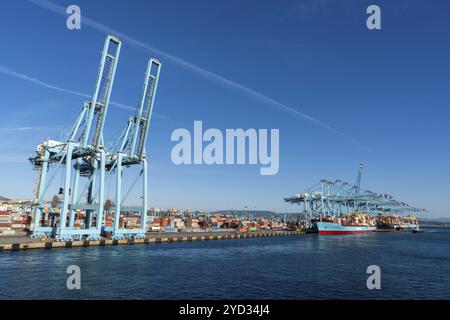 Algeciras, Spanien, 1. März 2024: Containerschiffe werden im Industriehafen Algeciras in Südspanien, Europa, be- und entladen Stockfoto