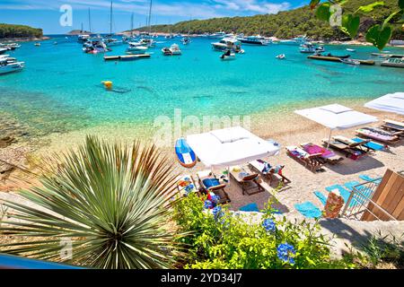 Palmizana türkisfarbener Strand auf Pakleni otoci Inseln mit Blick auf das Yachtziel Stockfoto