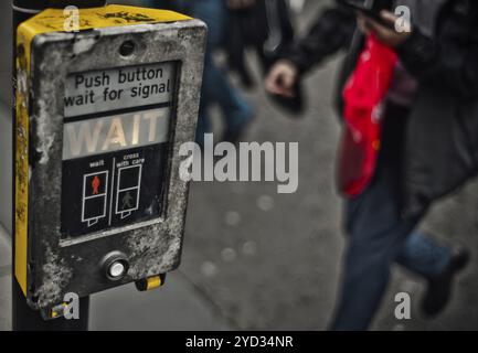 Grunge Urban City Szene von Menschen eine Straße überqueren in Großbritannien mit Platz kopieren Stockfoto