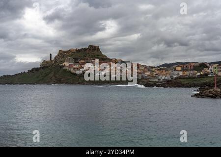 Castelsardo, Italien, 16. Januar 2024: Blick auf die farbenfrohe Hügellandstadt Castelsardo im Norden Sardiniens, Europa Stockfoto