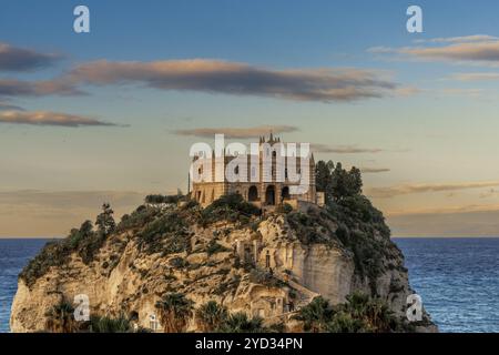 Tropea, Italien, 16. Dezember 2023: Blick auf die Kirche Santa Maria dell'Isola auf ihrem felsigen Vorsprung in Tropea bei Sonnenuntergang, Europa Stockfoto