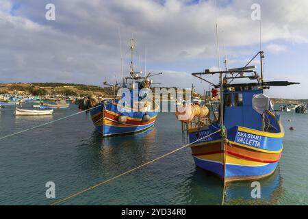 Marsaxlokk, Malta, 22. Dezember 2023: Bunte Fischerboote im Hafen von Marsaxlokk im Südosten Maltas, Europa Stockfoto