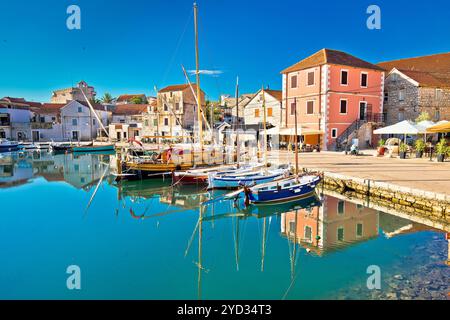 Stadt Vrboska auf der Insel Hvar mit Blick auf das Wasser Stockfoto