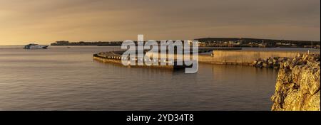 Ciutadella, Spanien, 26. Januar 2024: Panorama-Landschaft des Hafens von Ciutadella auf Menorca mit der Balearia-Fähre in den Hafen, Europa Stockfoto