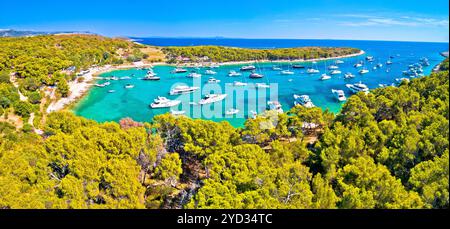 Panoramablick auf Palmizana, Segelbucht und türkisfarbener Strand auf den Pakleni Otoci Inseln Stockfoto