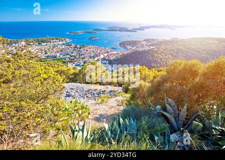 Fantastische Stadt Hvar und Pakleni otoci aus der Luft mit Blick auf den Sonnenuntergang Stockfoto