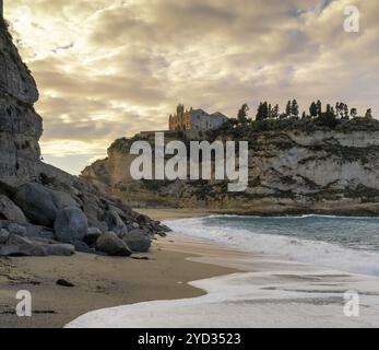 Tropea, Italien, 16. Dezember 2023: Blick auf das Tropea Sanctuary und den Rotonda Beach im warmen Abendlicht, Europa Stockfoto