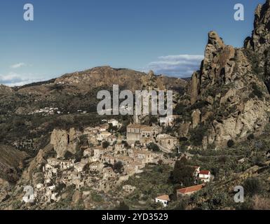 Pentedattilo, Italien, 16. Dezember 2023: Blick auf die Geisterstadt Pentedattilo Aspromonte in Kalabrien, Europa Stockfoto