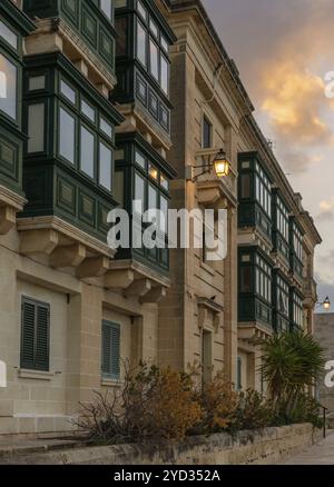 Valletta, Malta, 23. Dezember 2023: Blick auf die typischen farbenfrohen Gallarijas oder umschlossenen Balkone in der Innenstadt von Valletta in Malta, Europa Stockfoto