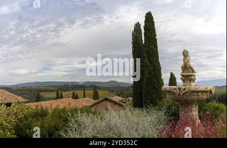 Montalcino, Italien, 16. November 2023: Blick auf die Gästehäuser und Gärten der Villa Banfi mit toskanischer Landschaft dahinter, Europa Stockfoto