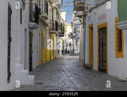 Ibiza, Spanien, 1. Februar 2024: Malerische Stadtstraße in der historischen Altstadt von Eivissa in Dalt Vila auf Ibiza, Europa Stockfoto