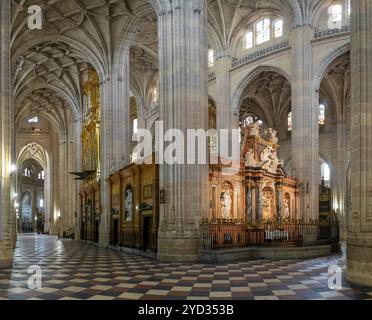 Segovia, Spanien, 7. April 2024: Blick auf den Retrochor und das Mittelschiff der Kathedrale von Segovia, Europa Stockfoto