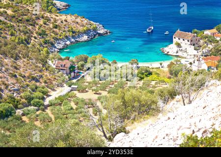 Idyllischer Strand in der versteckten Bucht von Dubovica auf der Insel Hvar aus der Vogelperspektive Stockfoto